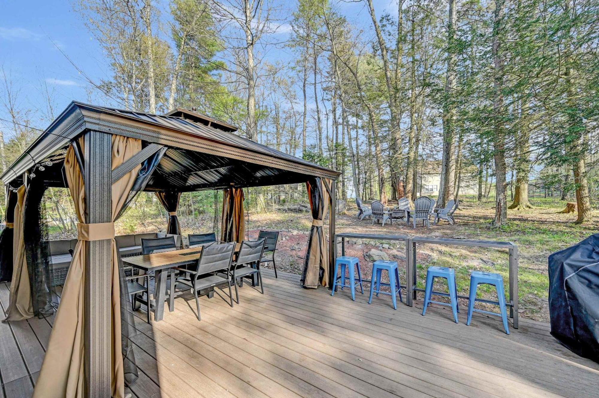 Spacious Retreat - Outdoor Oasis Games And *