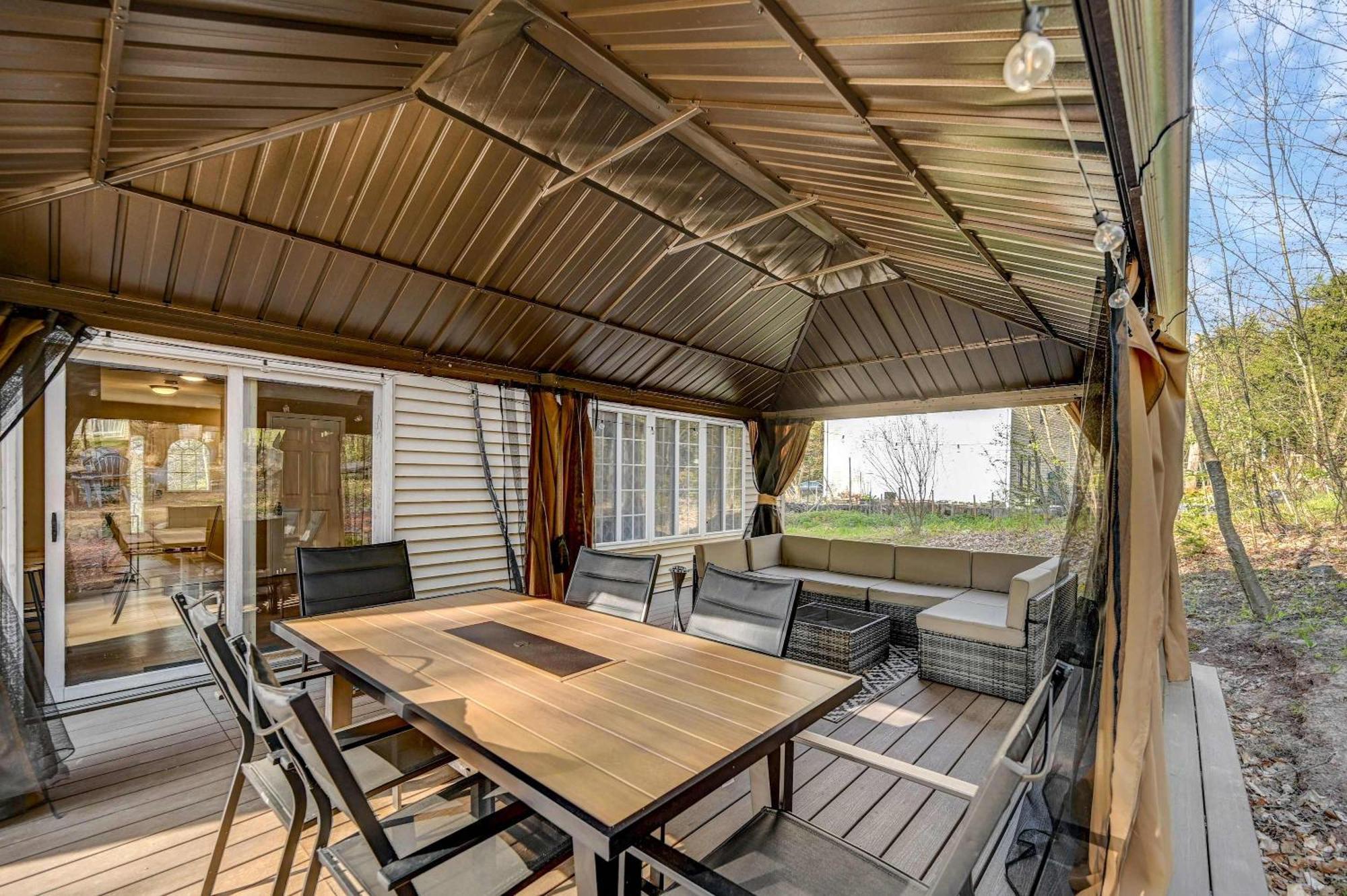 Spacious Retreat - Outdoor Oasis Games And Holiday home