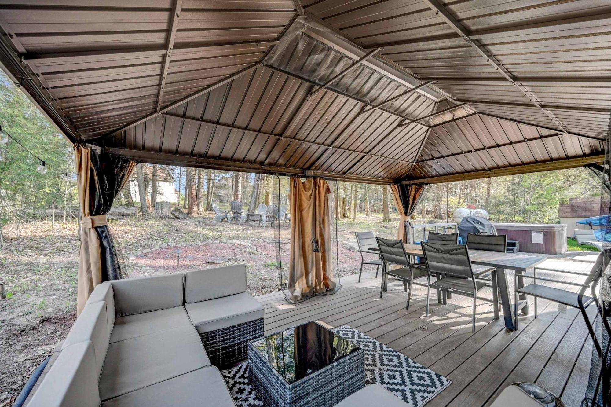 Spacious Retreat - Outdoor Oasis Games And * Blakeslee