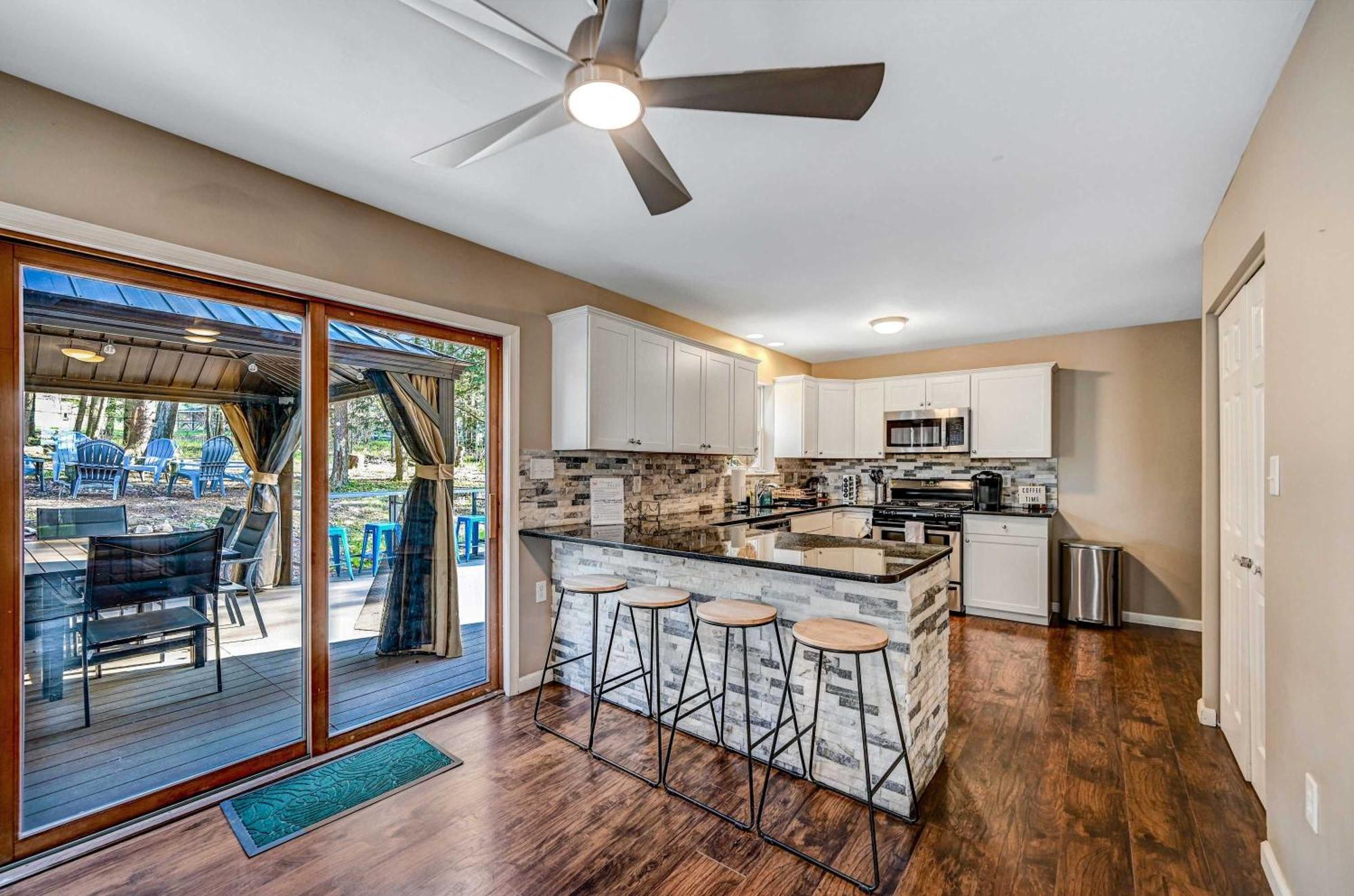 Spacious Retreat - Outdoor Oasis Games And Blakeslee