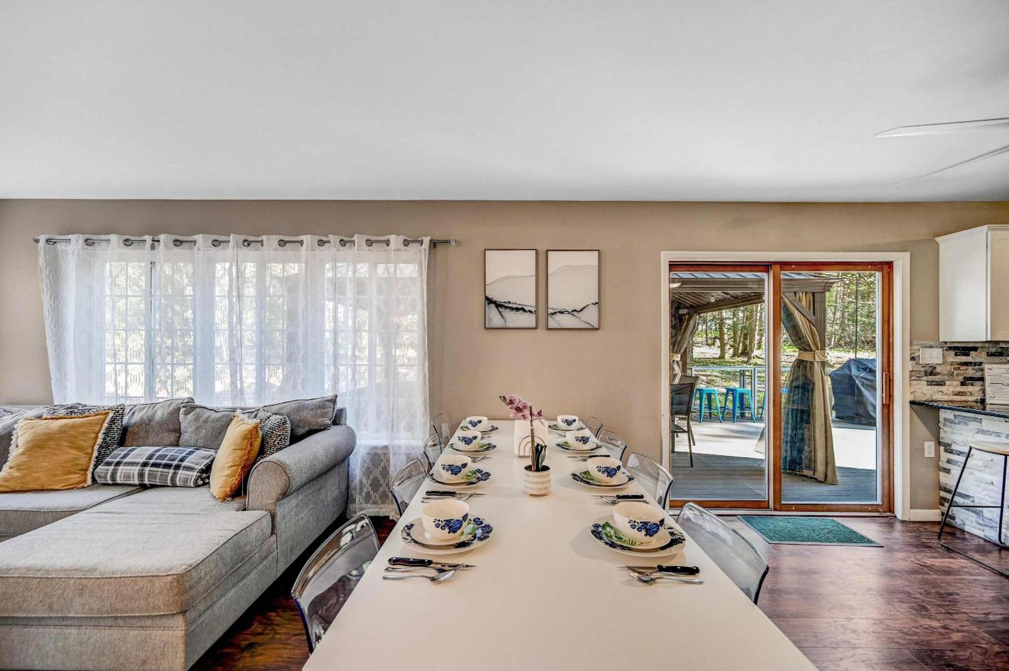 Spacious Retreat - Outdoor Oasis Games And Holiday home
