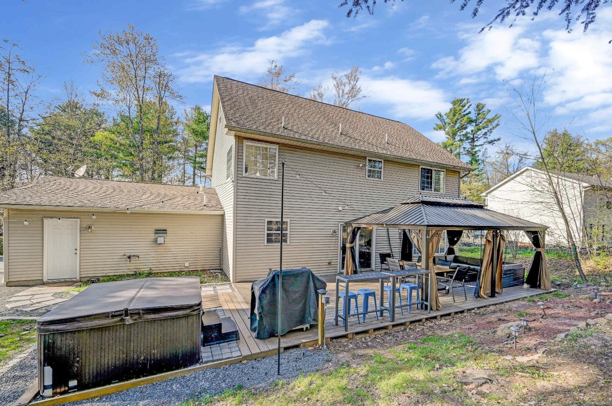 Spacious Retreat - Outdoor Oasis Games And * Blakeslee