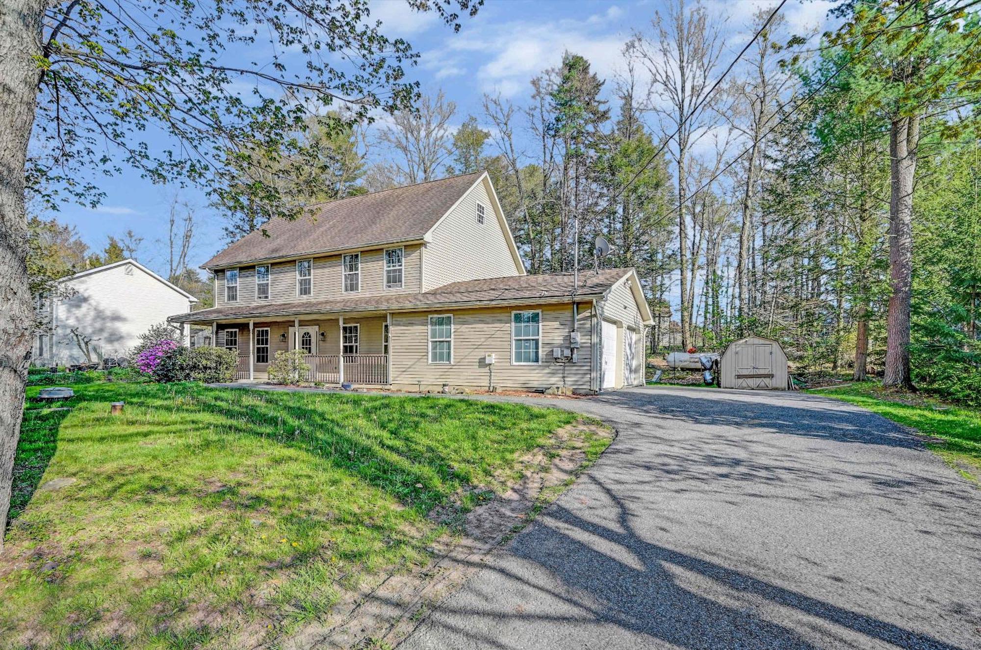 Spacious Retreat - Outdoor Oasis Games And Holiday home